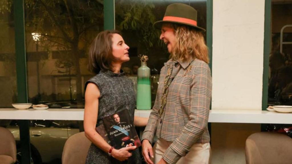 La biógrafa de Juan Carlos y la infanta Elena se han mostrado cómplices y cercanas.