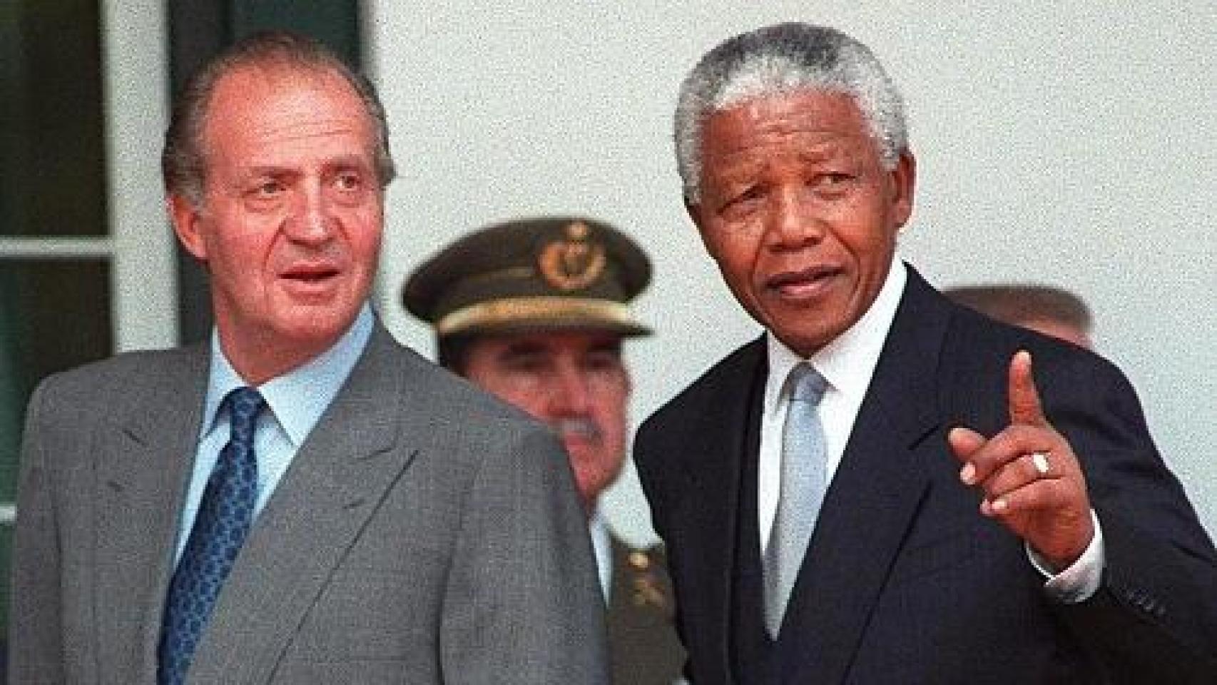 El emérito Juan Carlos y Nelson Mandela en Ciudad del Cabo. Año 1999.