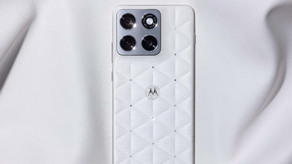 Motorola edge 70 en el color Pantone del 2026, Cloud Dancer