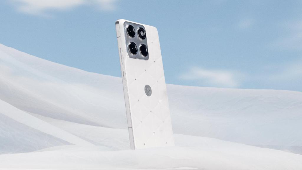 Motorola edge 70 en el color Pantone del 2026, Cloud Dancer