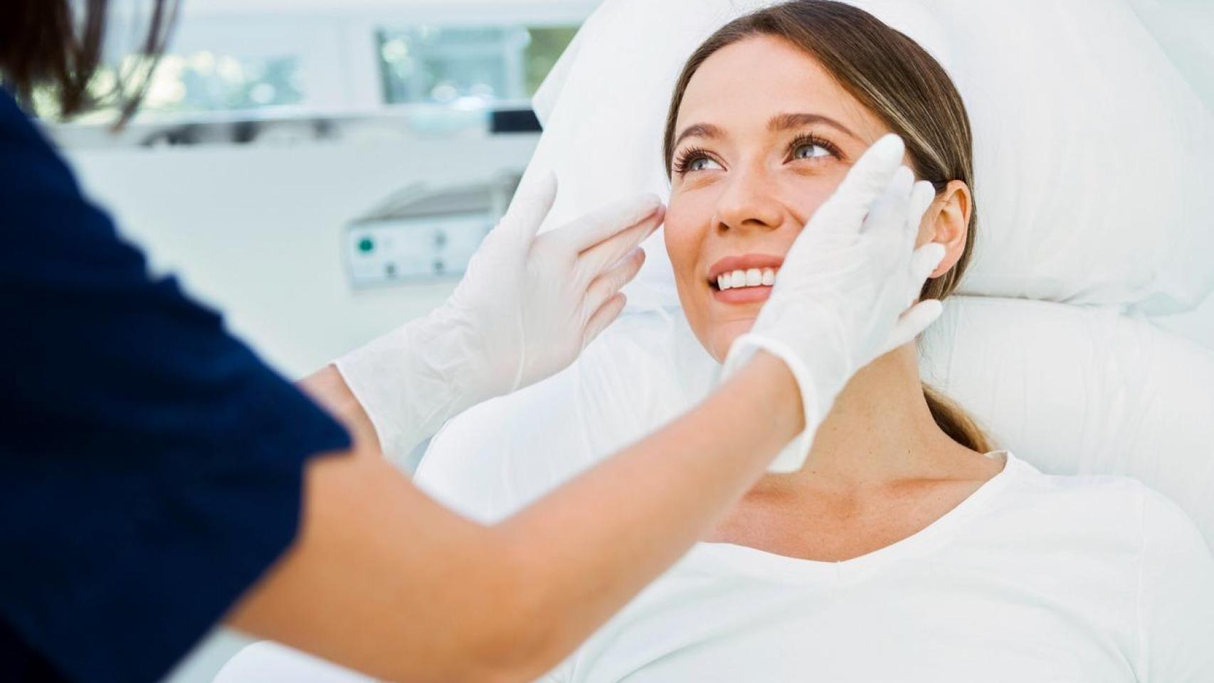 Imagen de una paciente en una clínica.