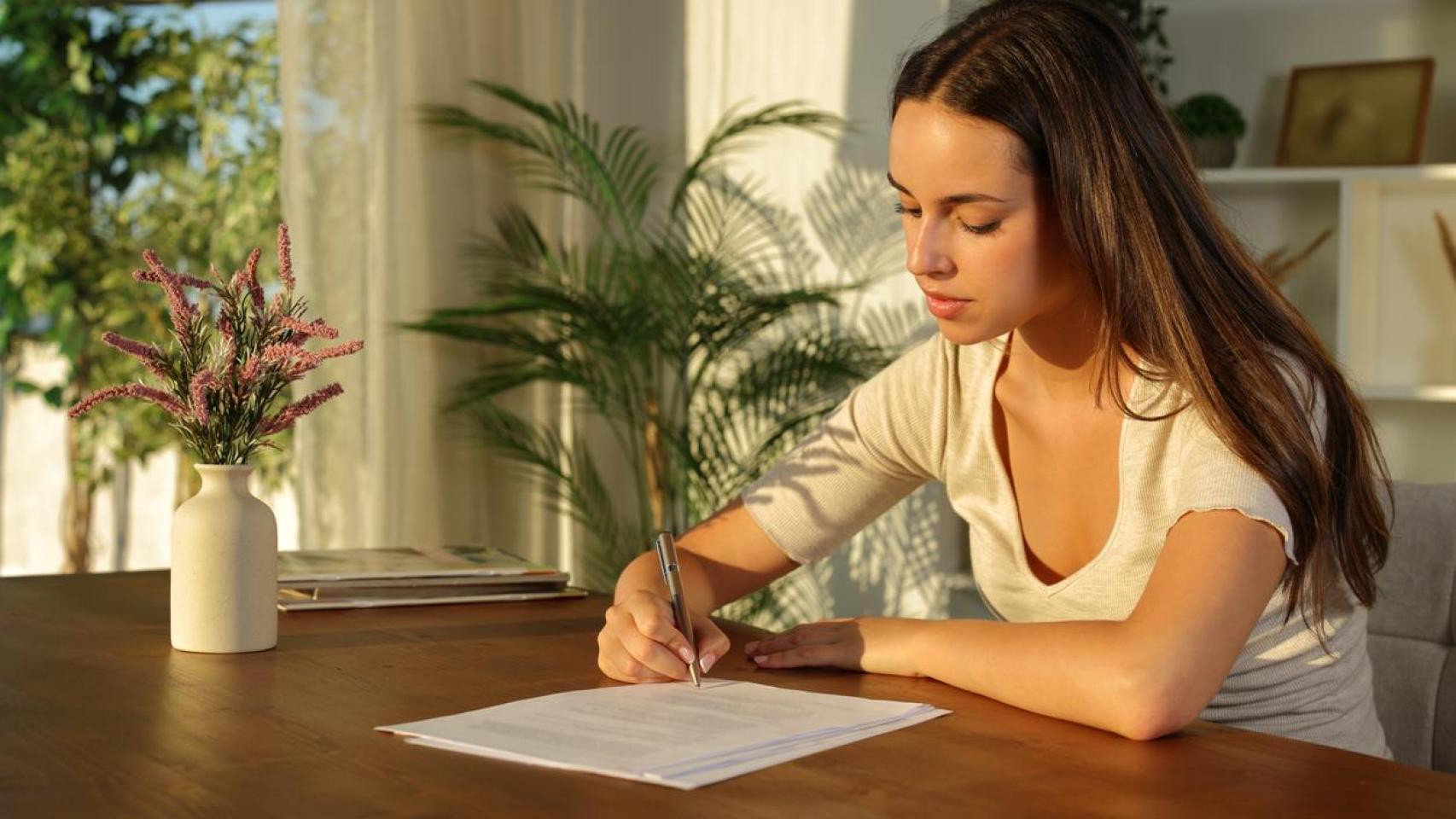Mujer joven reclamando una herencia.