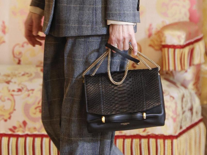 La Reina, con bolsode  Nina Ricci.