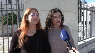 Dos jóvenes españoles denuncian la precariedad juvenil.