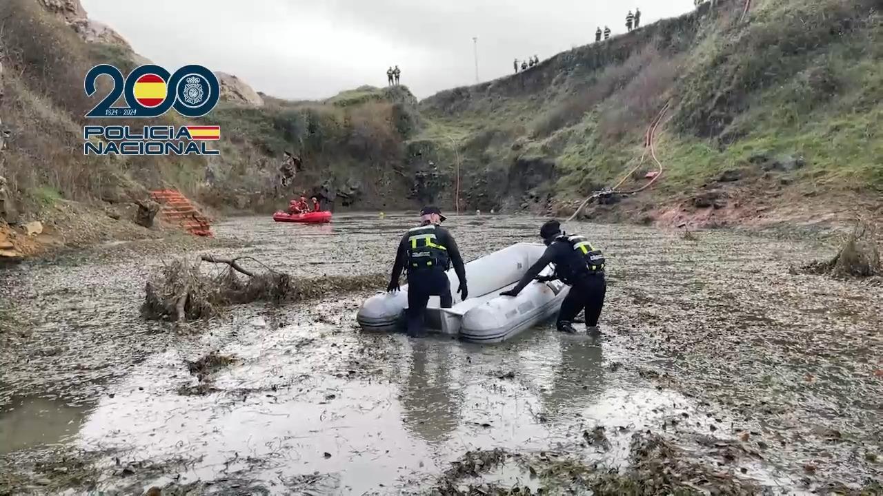 La Policía Nacional drena de balsa de Berbes (Asturias) durante las labores de búsqueda de Maritrini y su bebé