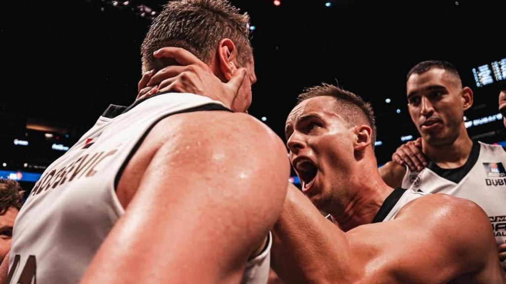 Klemen Prepelic celebrando una victoria con el Dubai BC.