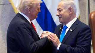 El presidente Donald Trump conversa con el primer ministro israelí, Benjamin Netanyahu, en la Knéset, el lunes 13 de octubre de 2025, en Jerusalén.