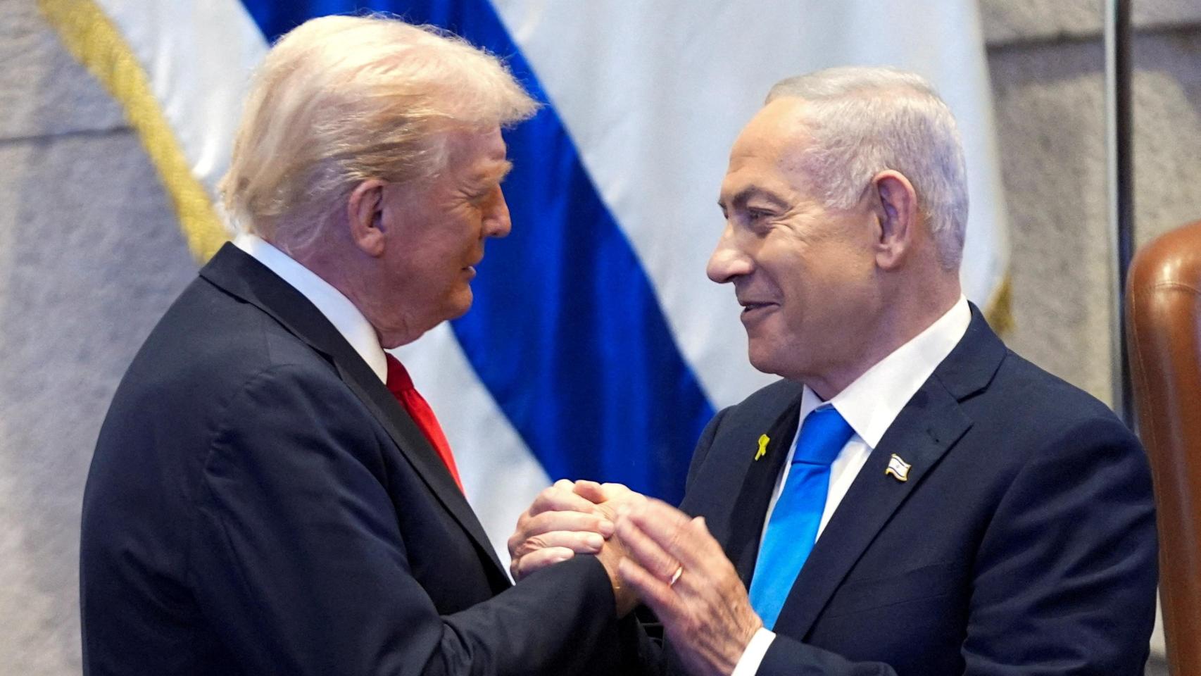 El presidente Donald Trump conversa con el primer ministro israelí, Benjamin Netanyahu, en la Knéset, el lunes 13 de octubre de 2025, en Jerusalén.