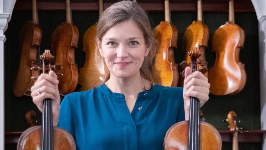 La violinista Janine Jansen en un momento del documental 'Falling for Stradivari'