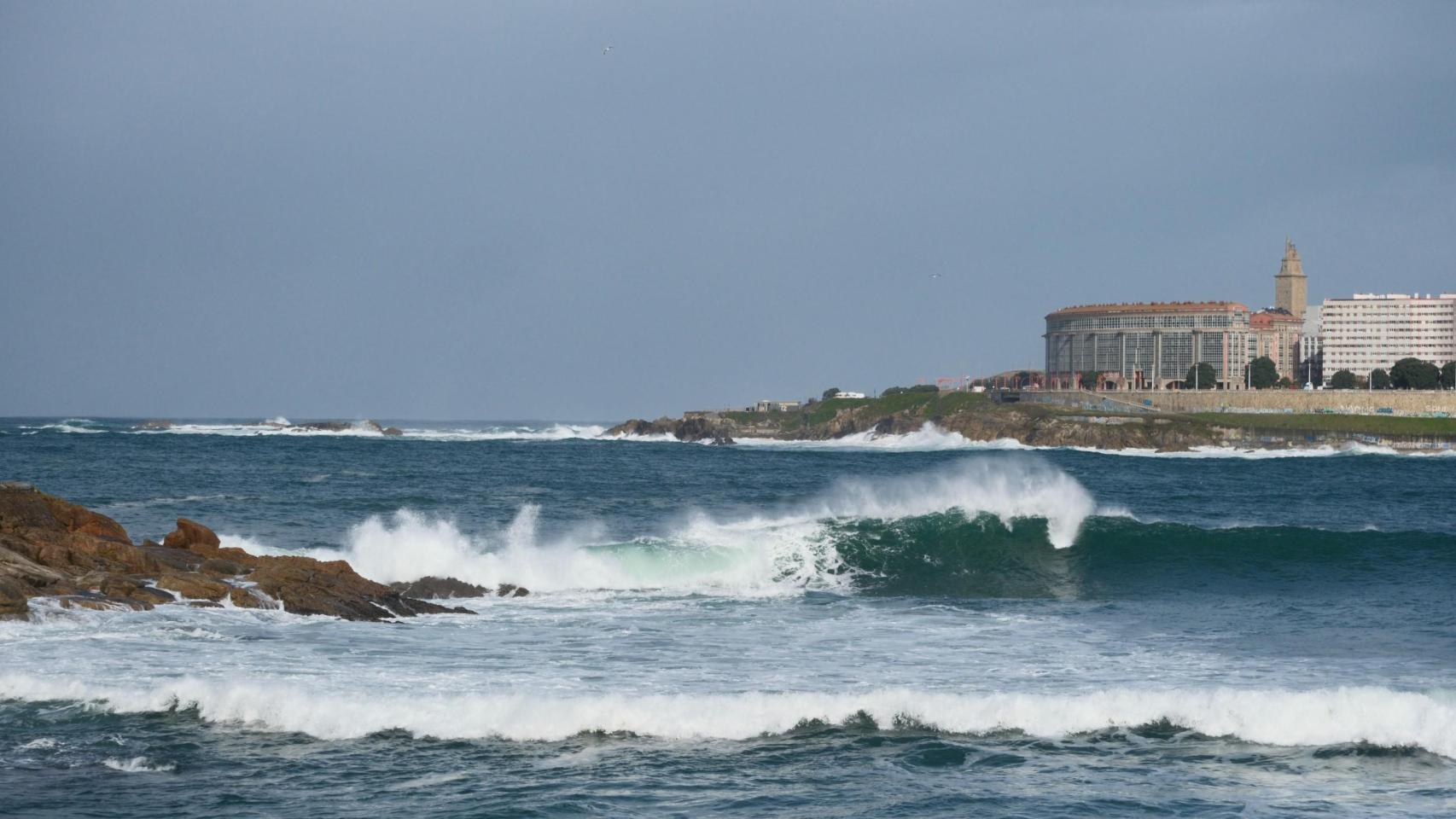 Imagen de archivo de un día con alerta por oleaje en A Coruña.