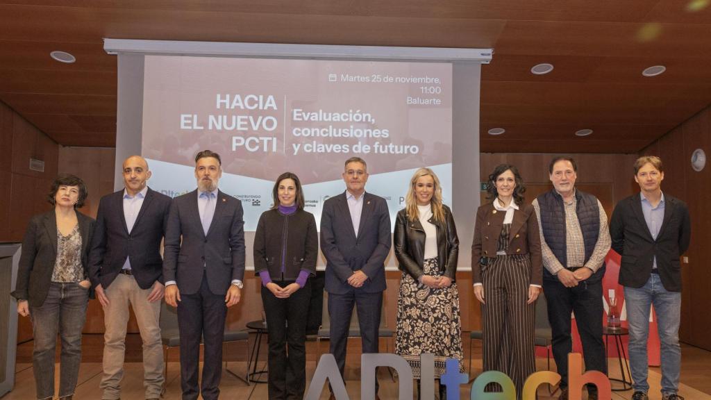 El consejero García, junto con los y las participantes en el evento 'Ecosistema de Innovación'.