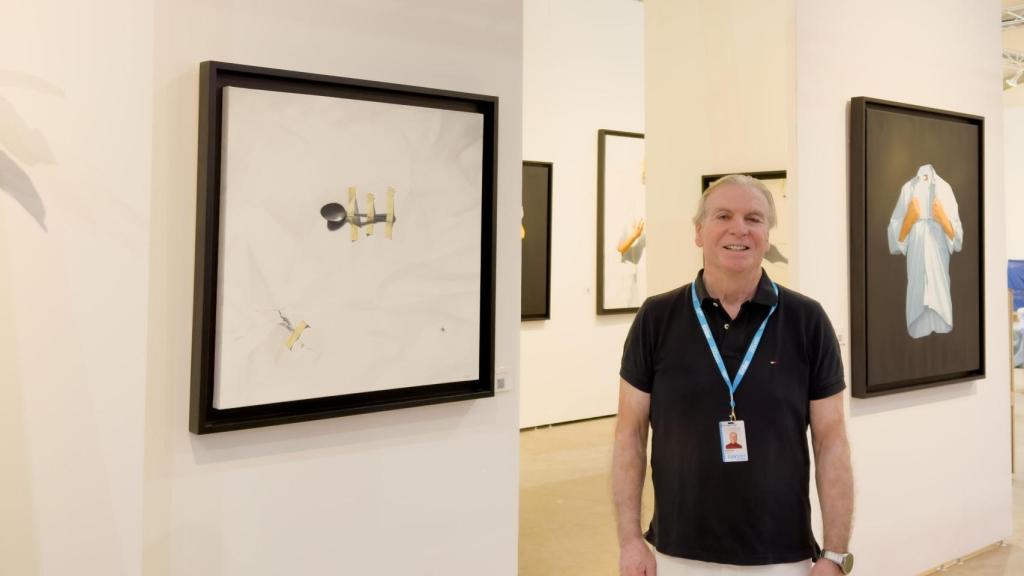 Fernando Prieto junto a una de sus obras.