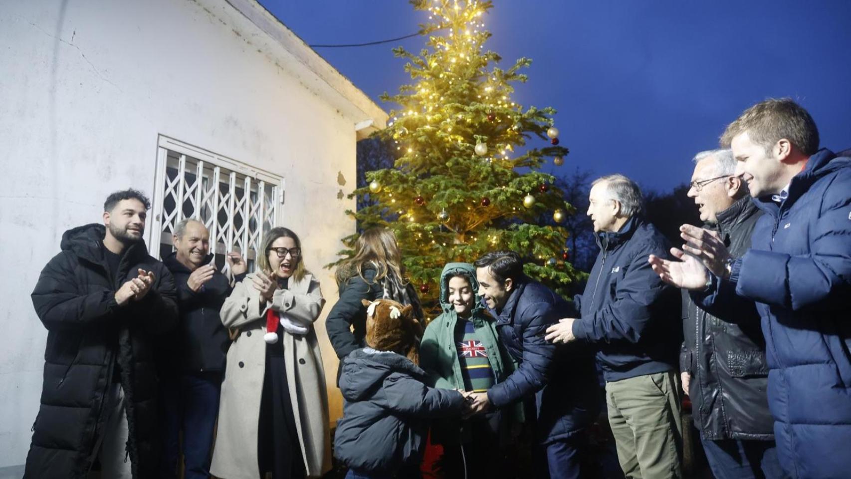 Encendido de luces este jueves en el local social de Marmancón de Ferrol.