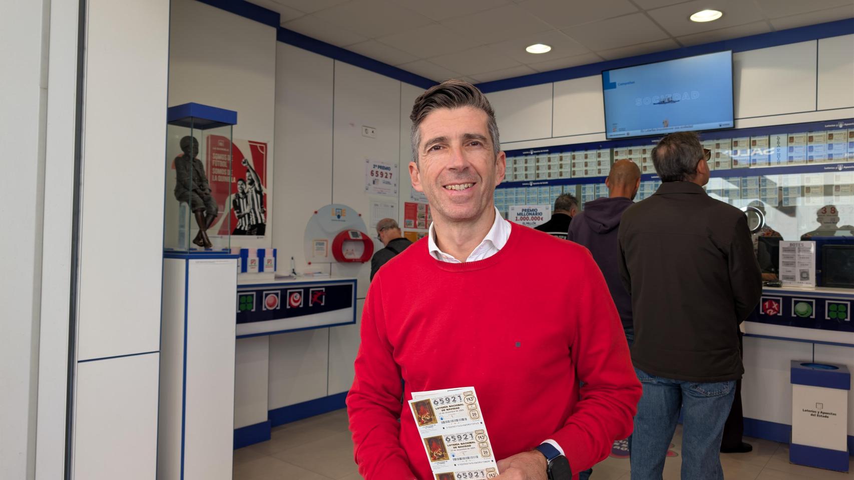 César Mateos en su popular administración de loterías de Alicante.