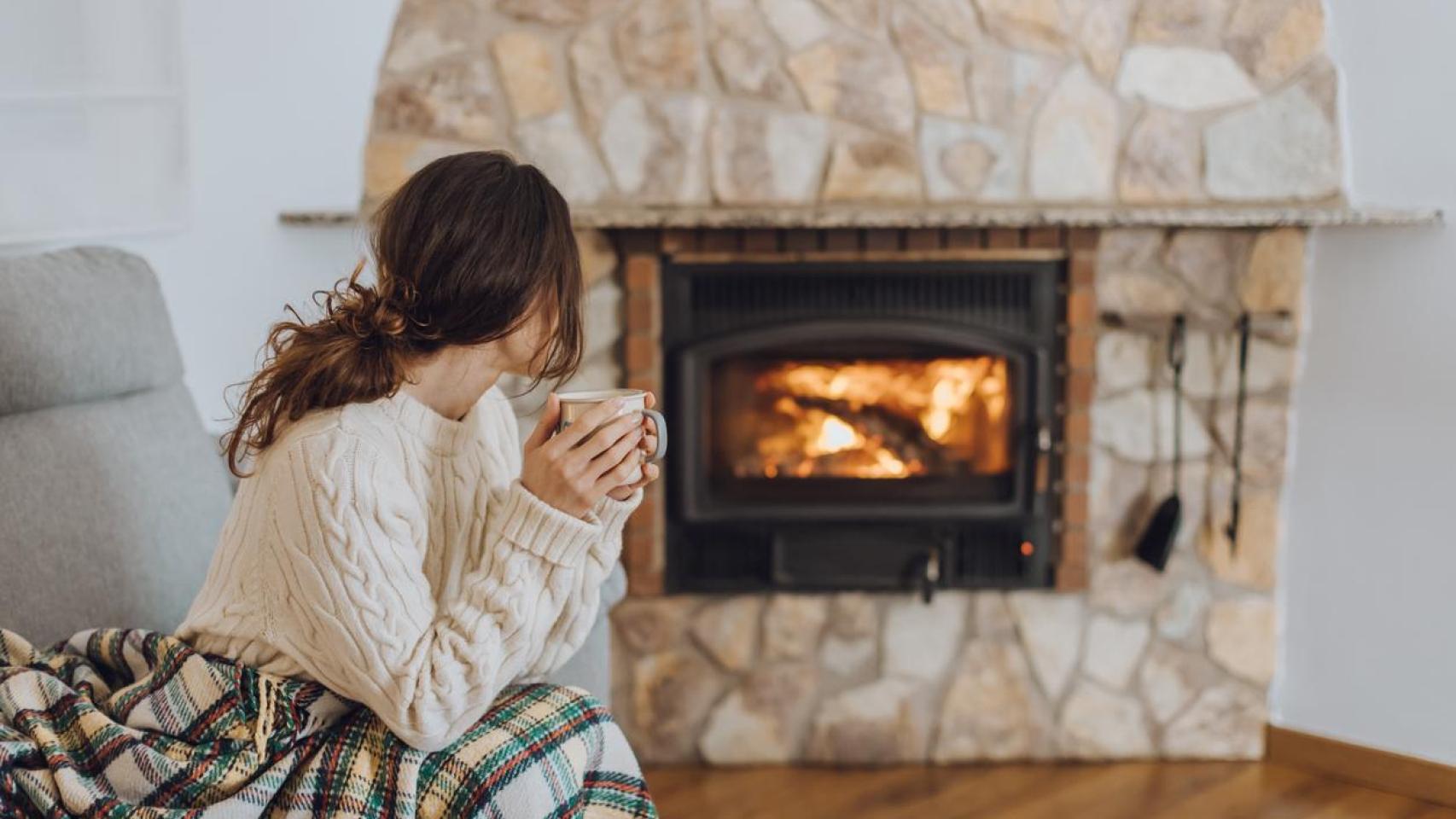 Una mujer en la chimenea.