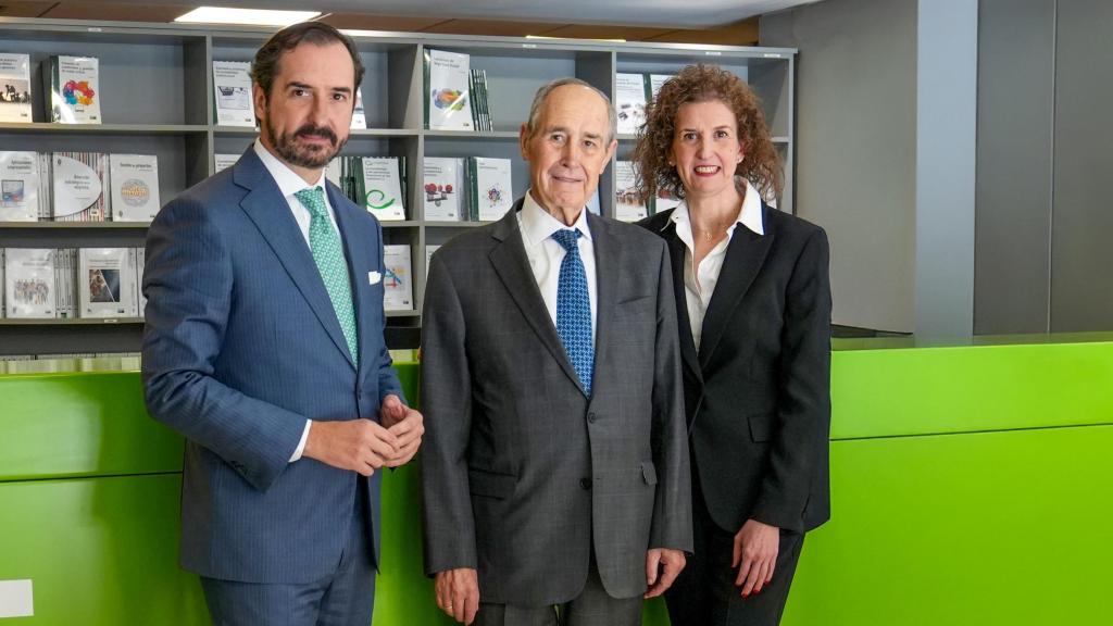 Roque de las Heras, fundador del grupo educativo CEF-UDIMA, junto a sus hijos Arturo de las Heras y Arancha de las Heras.