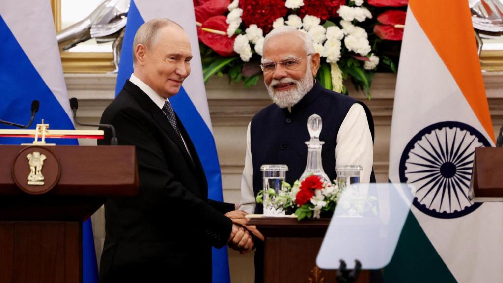 Vladímir Putin y Narendra Modi este viernes en Nueva Delhi estrechándose la mano en una rueda de prensa conjunta.