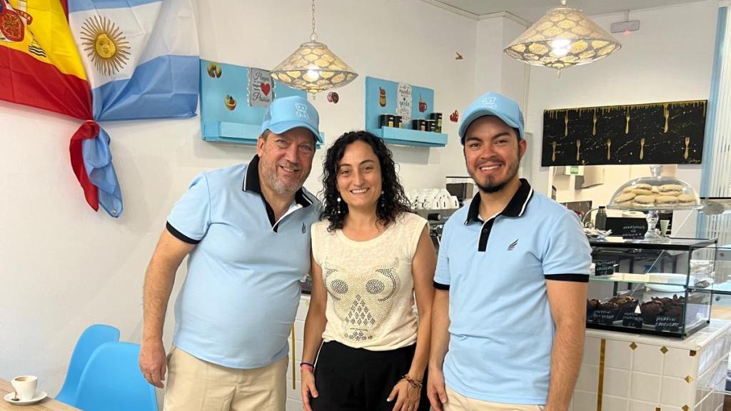 Los pasteleros junto a la alcaldesa de Maella, Elena Mireia Bondía.