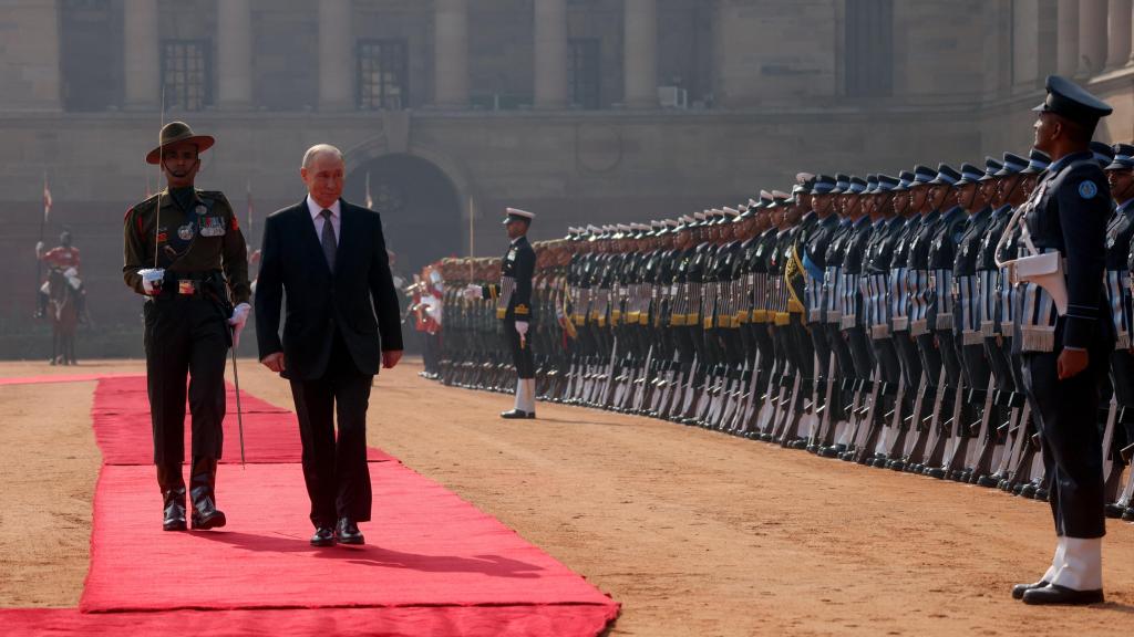 Putin pasa revista a las tropas indias este viernes antes de reunirse con Modi.