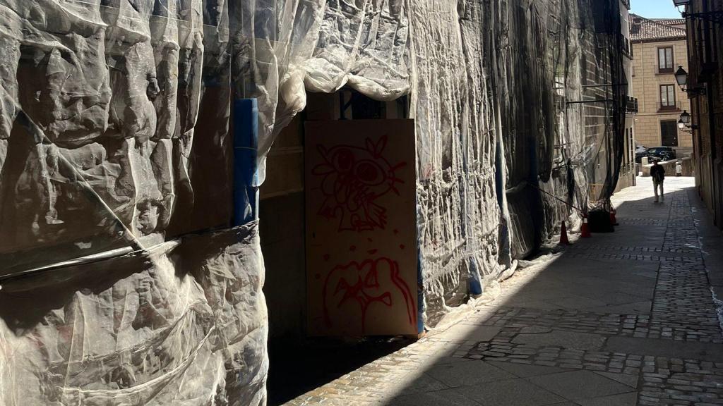 Fachada con las obras, que Isabel ha tenido que decorar con una lona del El Jardín del Convento y carteles callejeros que le den visibilidad.