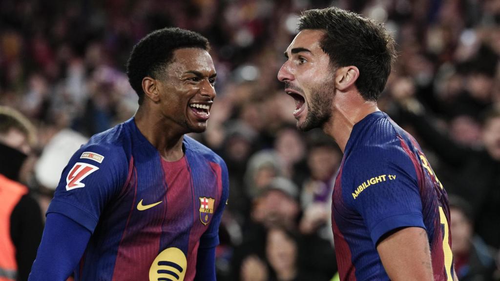 Ferran Torres celebra un gol con Balde.