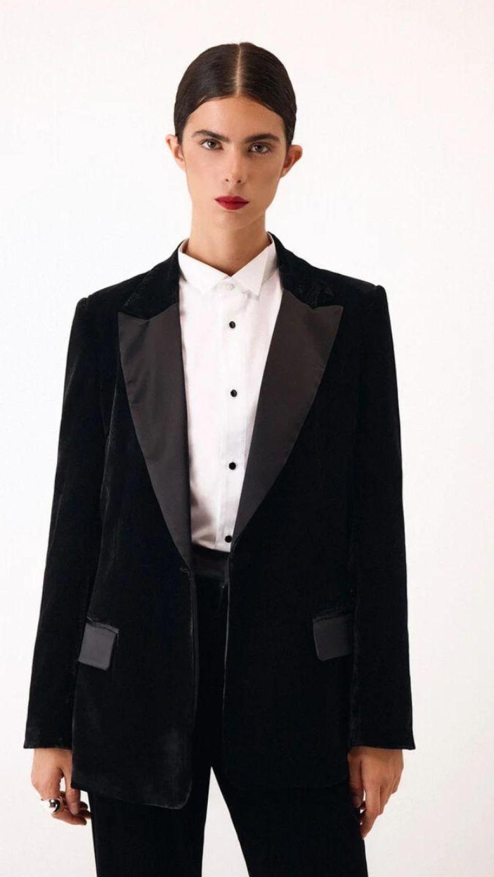 Blazer de terciopelo y satén, de Pedro del Hierro.