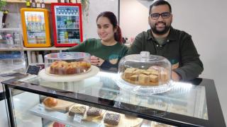 Cindy Porras y Orlando Rodríguez en la nueva panadería-pastelería de Matogrande, Flor de Azúcar.
