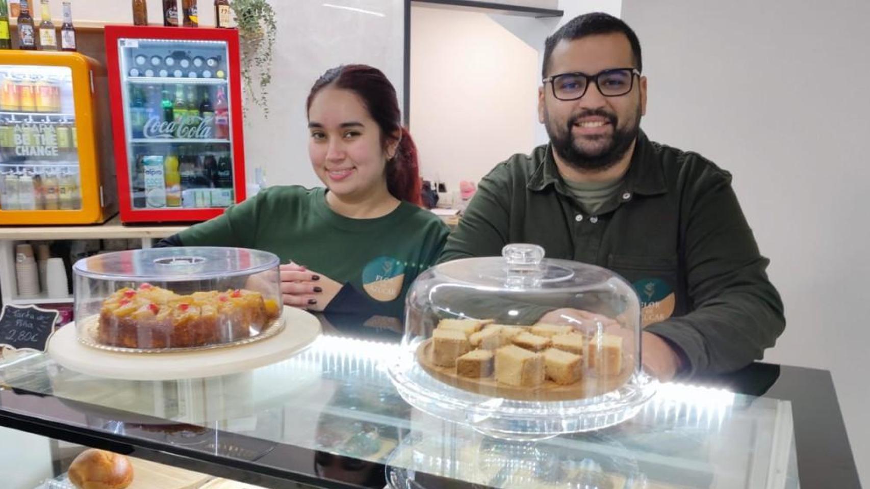 Cindy Porras y Orlando Rodríguez en la nueva panadería-pastelería de Matogrande, Flor de Azúcar.