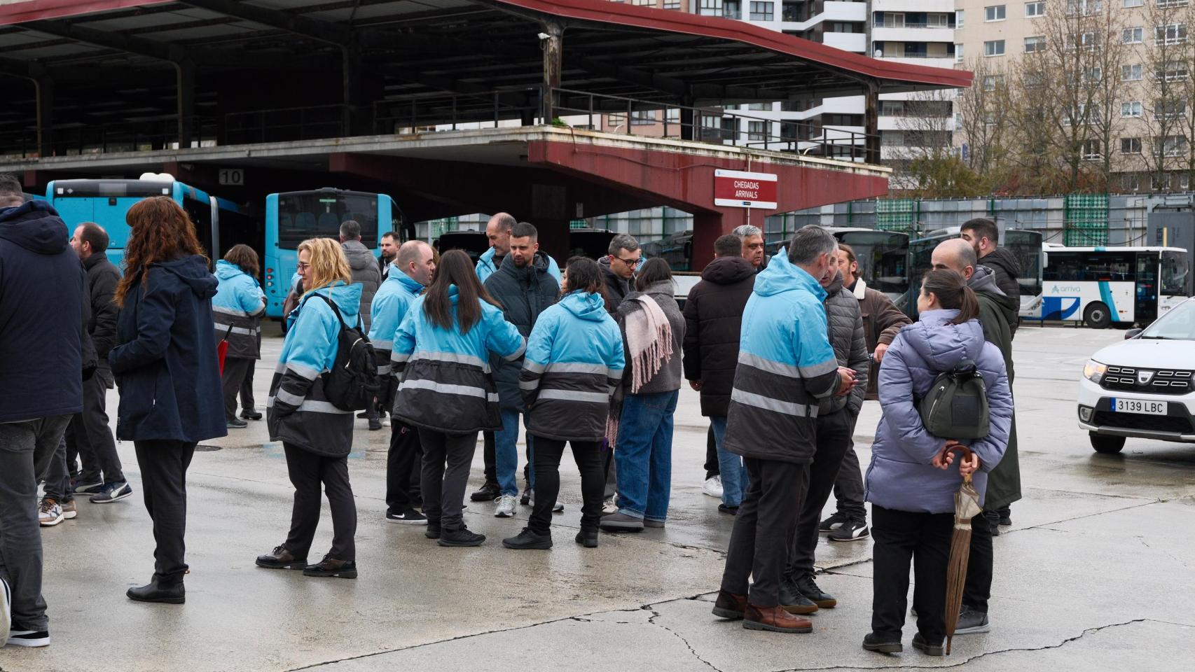Trabajadores en la estación de autobús de A Coruña esta mañana en el primer día de huelga.