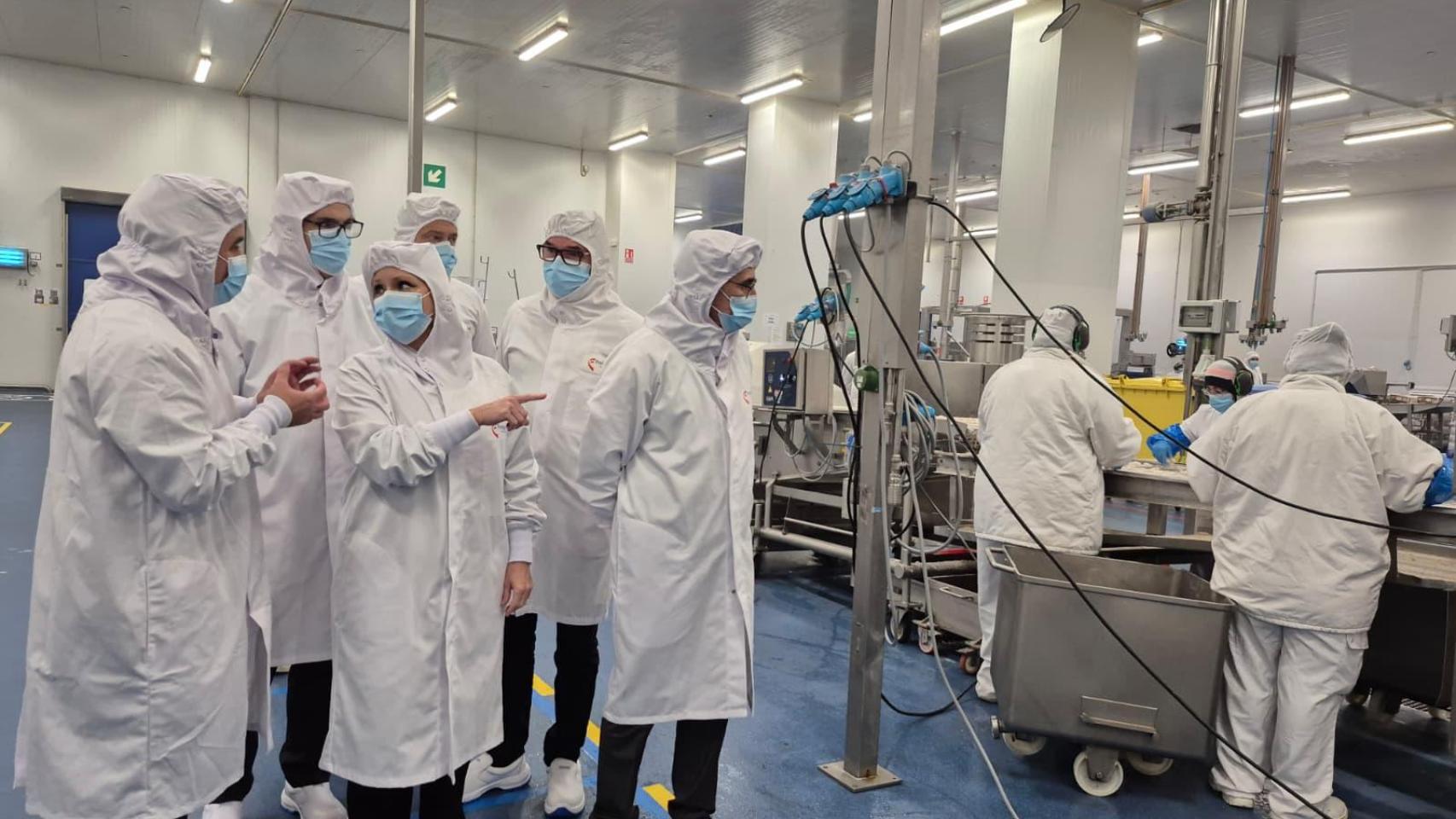 La consejera de Industria, Comercio y Empleo, Leticia García, en las instalaciones de Freigel Foodsolutions