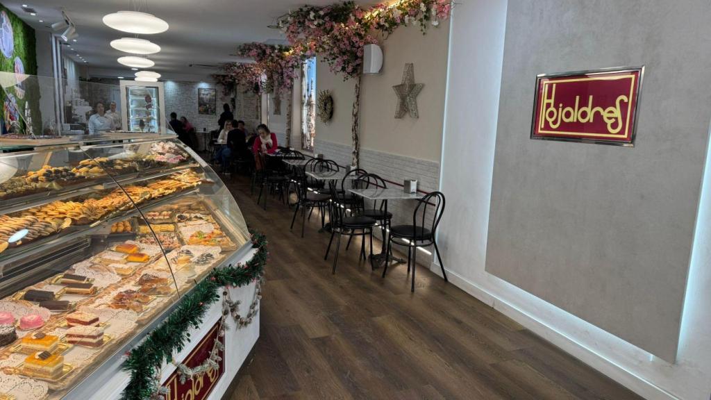 Interior de la pastelería Hojaldres.