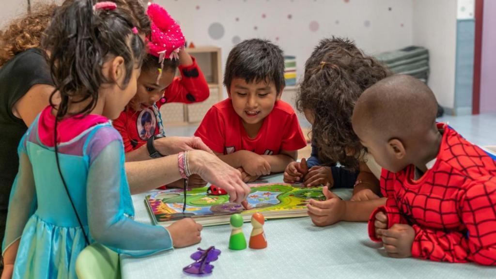 Niños y niñas disfrutando de los Espacios de Crecimiento 3-6 en Bilbao.