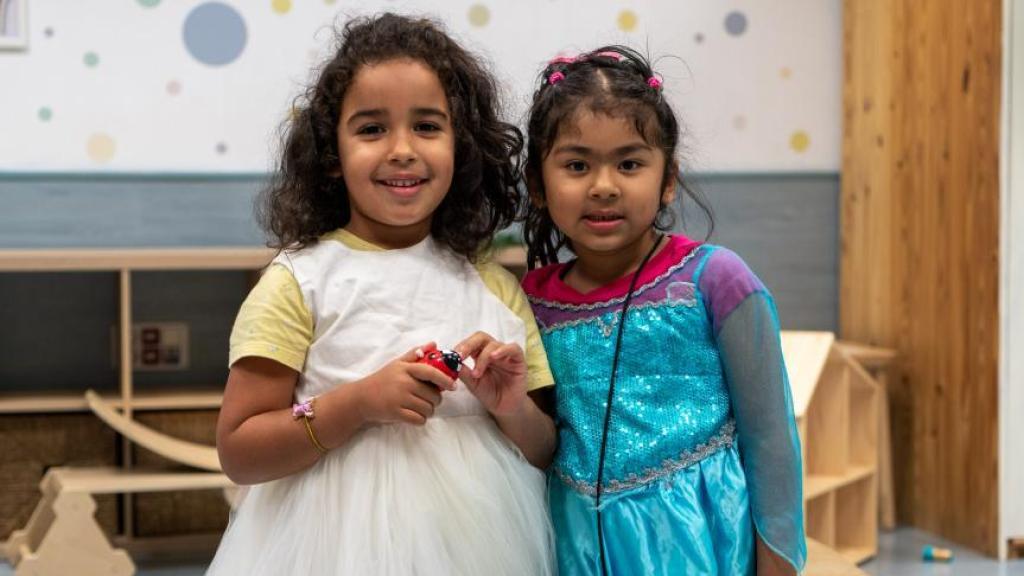 Dos niñas que participan en los Espacios de Crecimiento 3-6 de CaixaProinfancia en Bilbao.