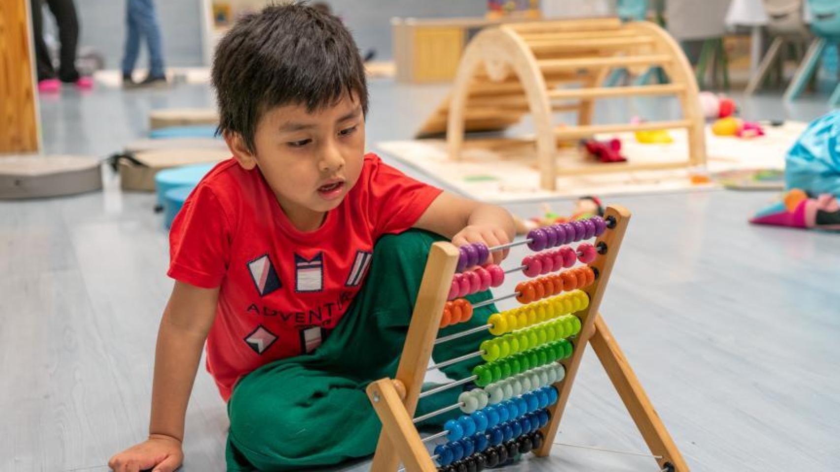 Un niño jugando en los espacios de la entidad Gazteleku.