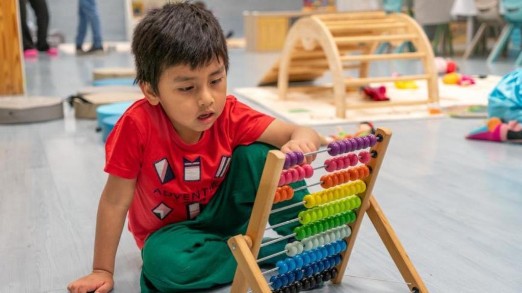 Un niño jugando en los espacios de la entidad Gazteleku.