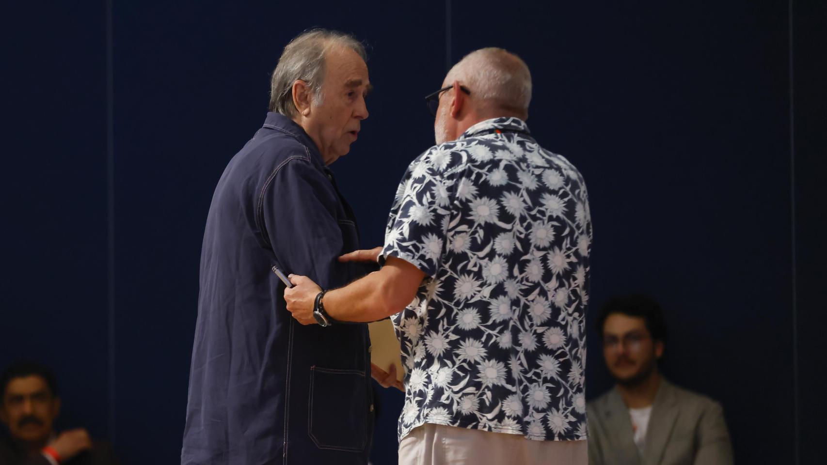 Joan Manuel Serrat junto al escritor mexicano Benito Taibo en una charla con jóvenes este jueves, durante la 39.ª edición de la Feria Internacional del Libro de Guadalajara, Jalisco (México). Foto: Francisco Guasco / EFE