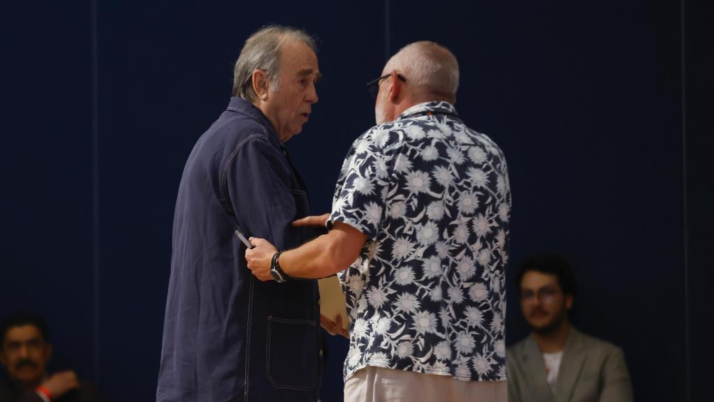 Joan Manuel Serrat junto al escritor mexicano Benito Taibo en una charla con jóvenes este jueves, durante la 39.ª edición de la Feria Internacional del Libro de Guadalajara, Jalisco (México). Foto: Francisco Guasco / EFE