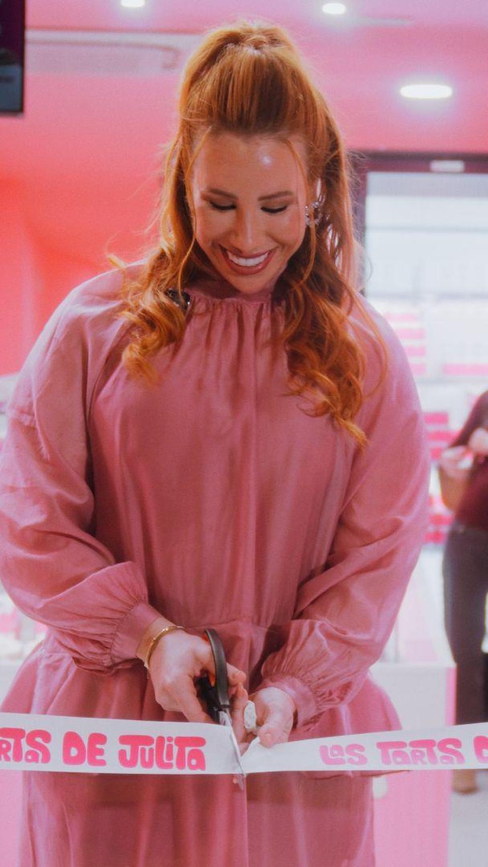 Julita (Julia Sala) inaugurando su nueva tienda de Alcalá.