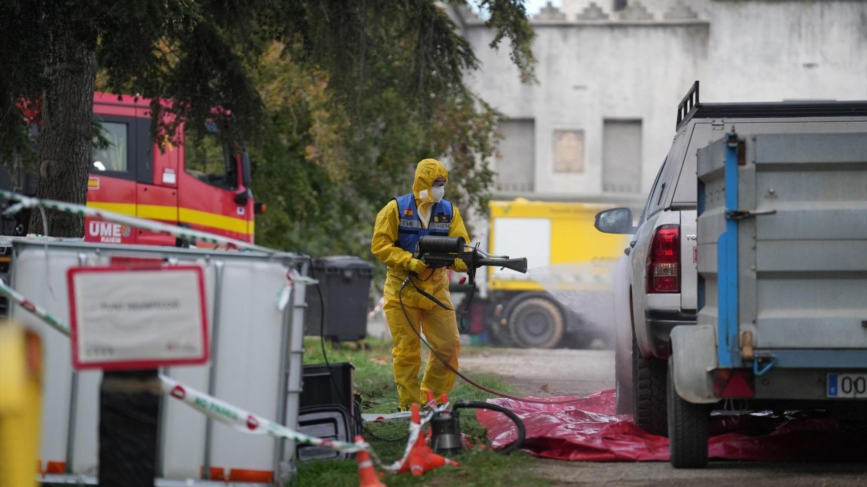 Un miembro de la UME desinfecta vehículos durante la presentación de los medios de la unidad para el control de la peste porcina en Cataluña.