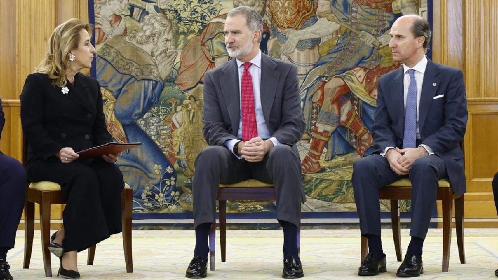 De izquierda a derecha, la presidenta de la Institución Educativa SEK Education Group, María Nieves Segovia, el rey Felipe VI y el rector de la Universidad Camilo José Cela, Jaime Olmedo.