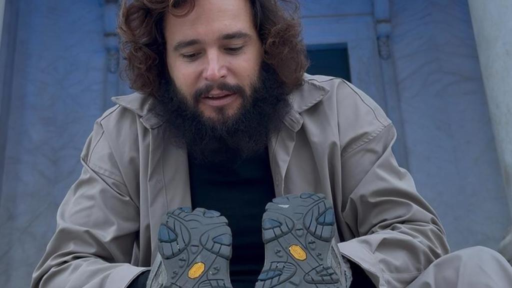 Adrián y sus zapatillas gastadas.