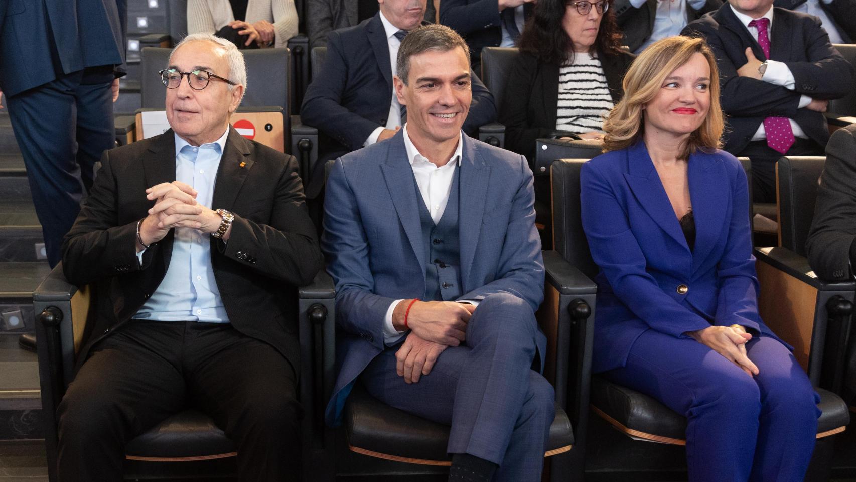 El presidente del Gobierno, Pedro Sánchez (c), la ministra de Educación, Formación Profesional y Deportes, Pilar Alegría, y el presidente del Comité Olímpico Español, Alejandro Blanco (i), durante la presentación del proyecto Modelo del Deporte español