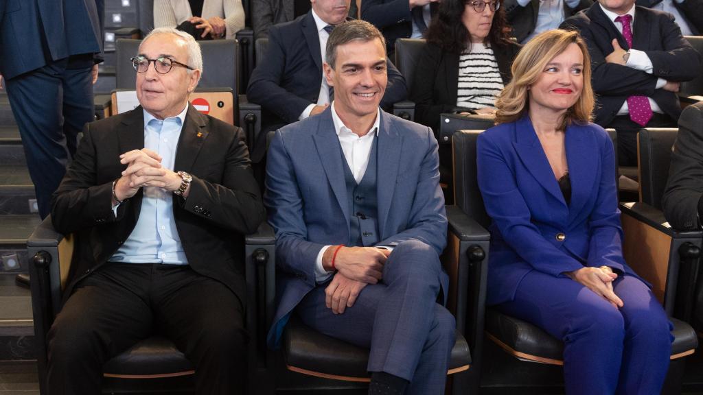 El presidente del Gobierno, Pedro Sánchez (c), la ministra de Educación, Formación Profesional y Deportes, Pilar Alegría, y el presidente del Comité Olímpico Español, Alejandro Blanco (i), durante la presentación del proyecto Modelo del Deporte español