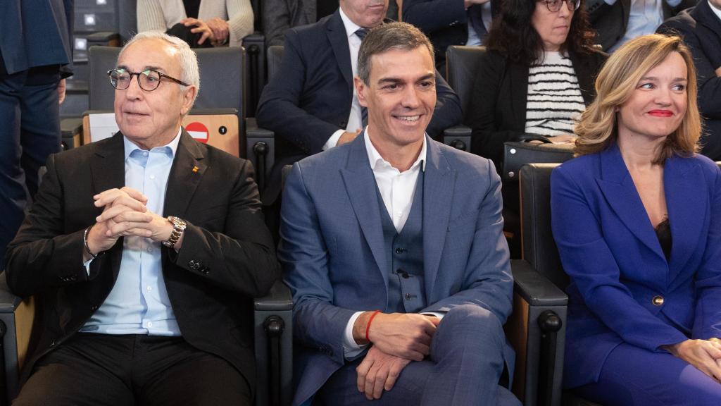 El presidente del Gobierno, Pedro Sánchez (c), la ministra de Educación, Formación Profesional y Deportes, Pilar Alegría, y el presidente del Comité Olímpico Español, Alejandro Blanco (i), durante la presentación del proyecto Modelo del Deporte español