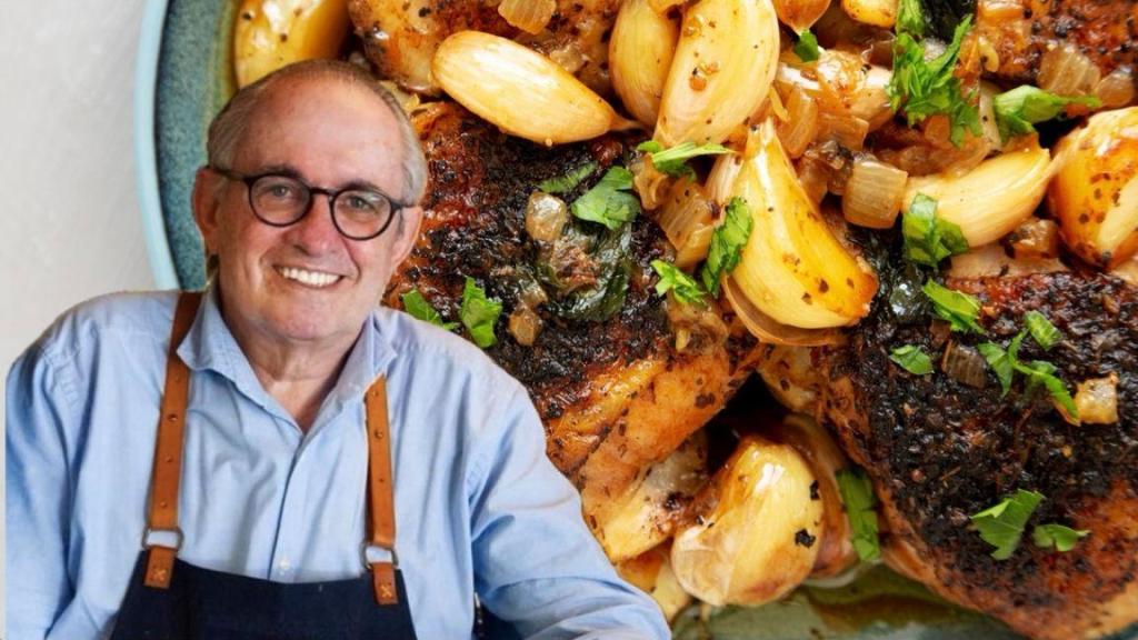 El cocinero Rafuel Antonín junto a un plato de pollo al ajillo.