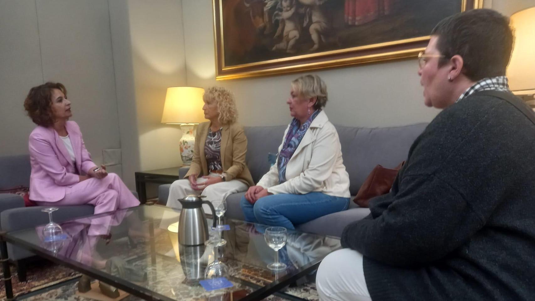 La vicepresidenta del Gobierno, María Jesús Montero, se reúne con socias de Amama.