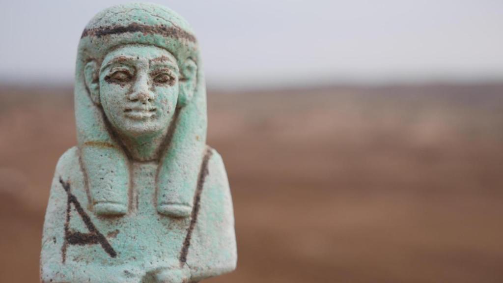Una de las estatuillas funerarias encontradas en Tanis que han permitido identificar la tumba de Sheshonq III. Foto: EFE/Frédéric Payraudeau, Mission Française des Fouilles de Tanis