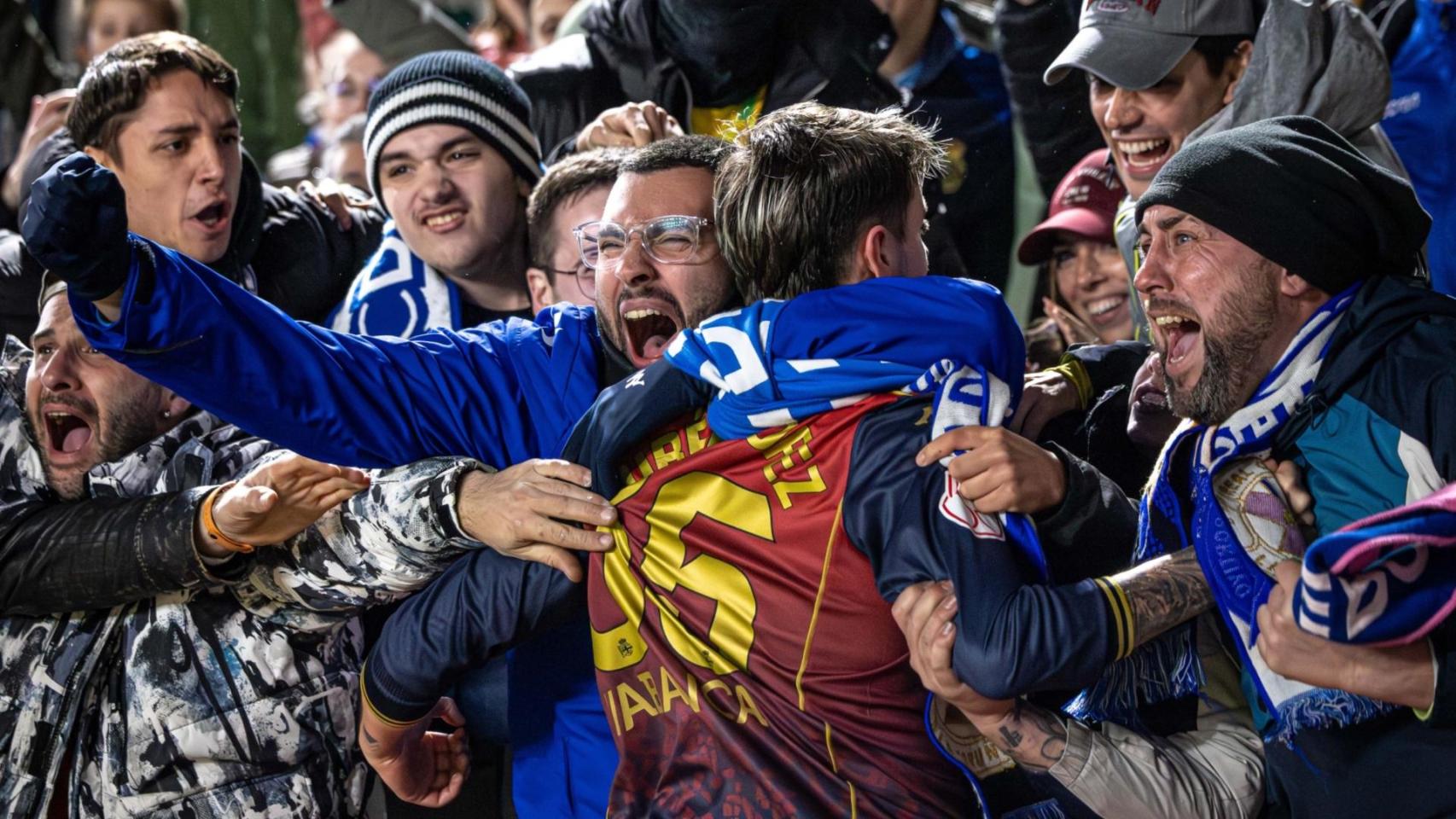 Rubén López celebra con la afición su gol ante el Sabadell.
