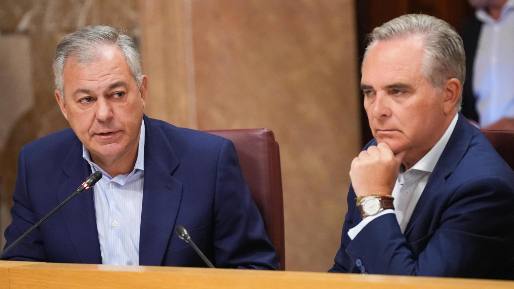 Imagen del alcalde de Sevilla, José Luis Sanz, y el portavoz y delegado de Hacienda del Consistorio, Juan Bueno.