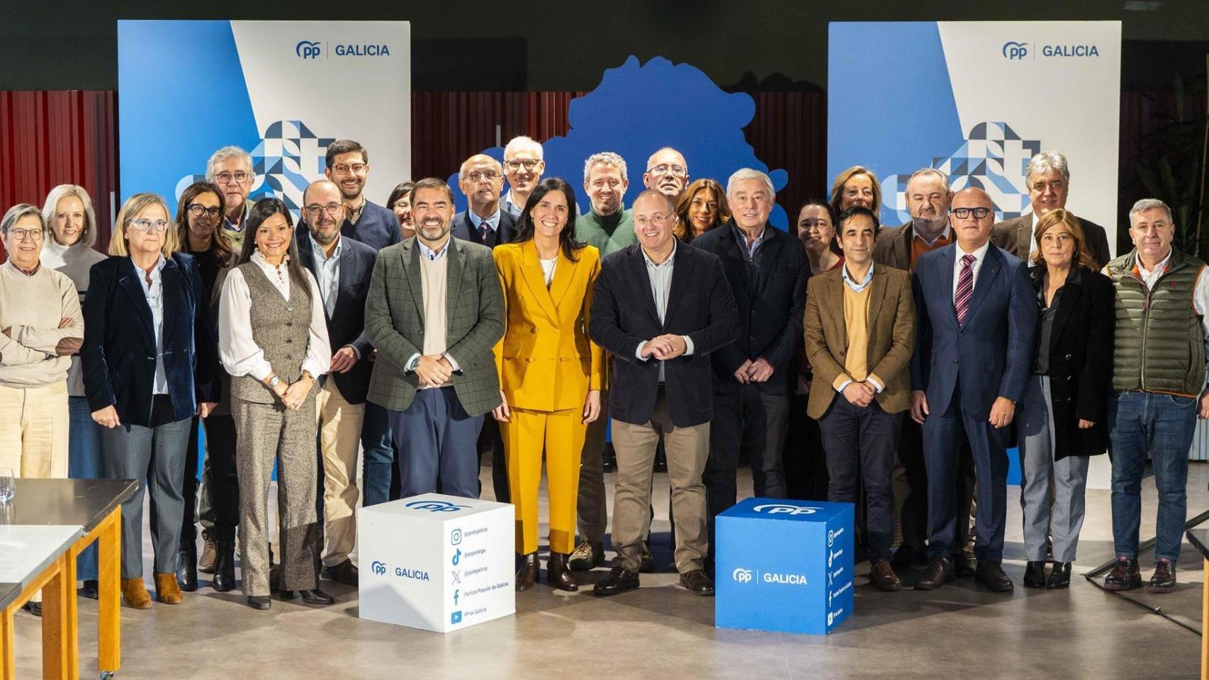 El secretario general del PP, Miguel Tellado, y la número dos del PP gallego, Paula Prado, junto a los diputados y senadores del PP por Galicia